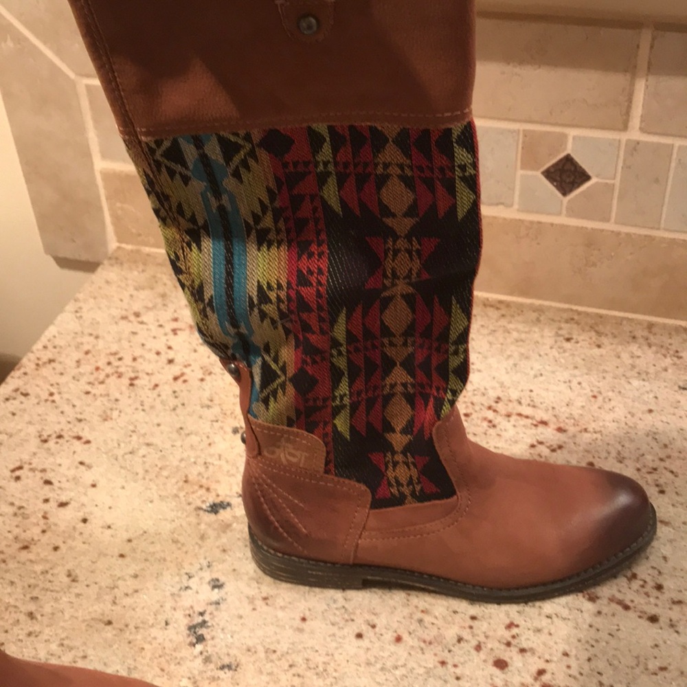 BRAND NEW PENTALUMA BOOTS